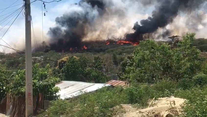 Vándalos “incendian vertedero de Rafey" en protesta por muerte de buzo
