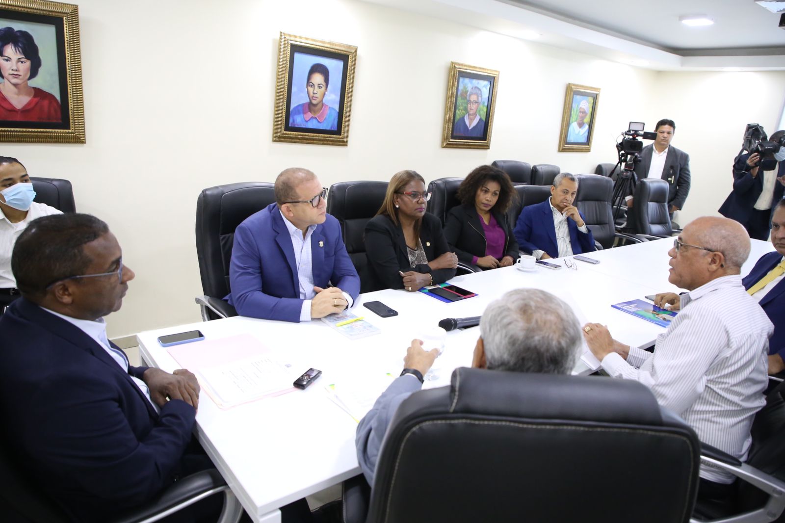 Diputados y CMD tratan proyecto de ley sobre establecer una póliza de seguro de mala práctica médica