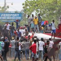 Haitianos atacan un avión en medio de protestas por inseguridad en el país