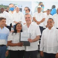 Abinader entrega más de 600 títulos de propiedad