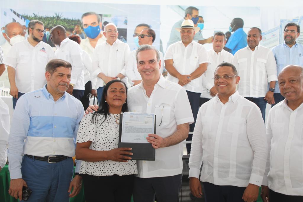 Abinader entrega más de 600 títulos de propiedad