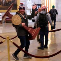 Hombre que asaltó el Capitolio de EEUU celebra fiesta antes de ir a prisión