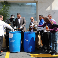 Autoridades vierten bebidas alcohólicas adulteradas incautadas en operativos