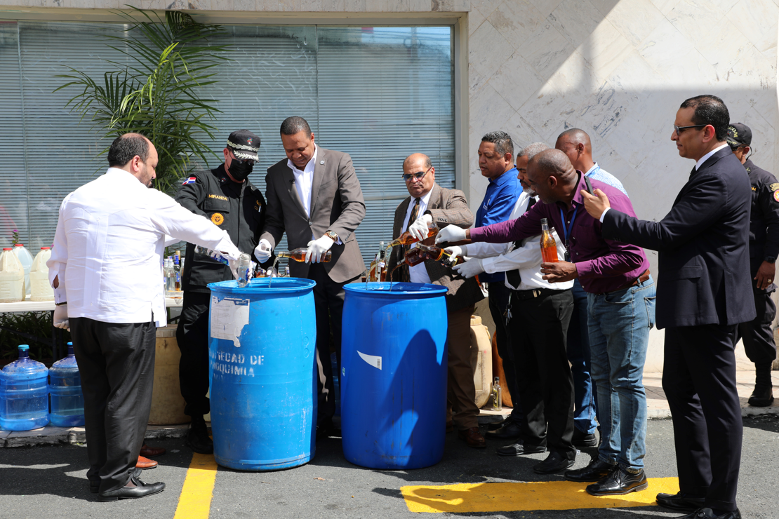 Autoridades vierten bebidas alcohólicas adulteradas incautadas en operativos