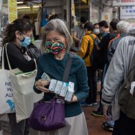 Éxodo en Hong Kong por las restricciones para frenar su peor oleada de covid