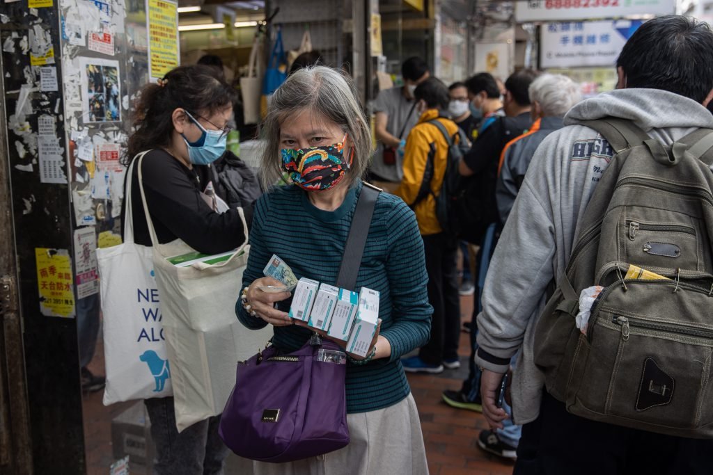 Éxodo en Hong Kong por las restricciones para frenar su peor oleada de covid