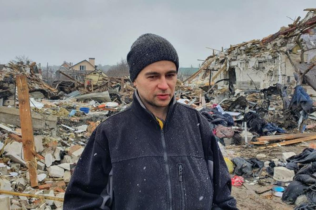 Bajo las bombas en Ucrania, Oleg llora a su mujer y desea el "infierno" para Putin