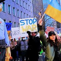 Miles de personas protestan en ciudades europeas contra la invasión rusa