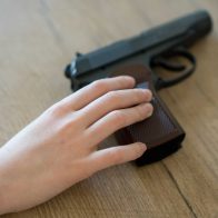 Niña mata a su primo de un tiro y luego se dispara accidendalmente