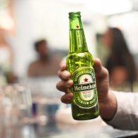 Cervecera Heineken abandona Rusia y transferirá su negocio a un nuevo propietario