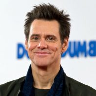Jim Carrey llama "cobarde" al público de los Óscar por aplaudir a Will Smith; dice Rock debe demandarlo