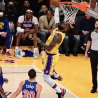 LeBron James hace historia y da un rayo de esperanza a los Lakers