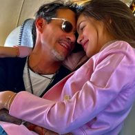 Marc Anthony presume su romance con la reina de belleza Nadia Ferreira
