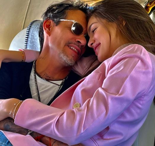 Marc Anthony presume su romance con la reina de belleza Nadia Ferreira