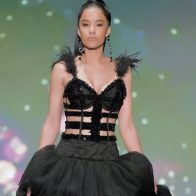 Massiel Taveras cierra desfile de la diseñadora Giannina Azar en Los Ángeles