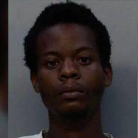 Clientes evitan que hombre violara a una mujer en un supermercado de Miami