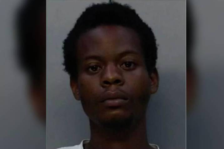 Clientes evitan que hombre violara a una mujer en un supermercado de Miami