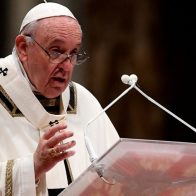 El papa pide compromiso de todos para que cese "esta guerra repugnante"