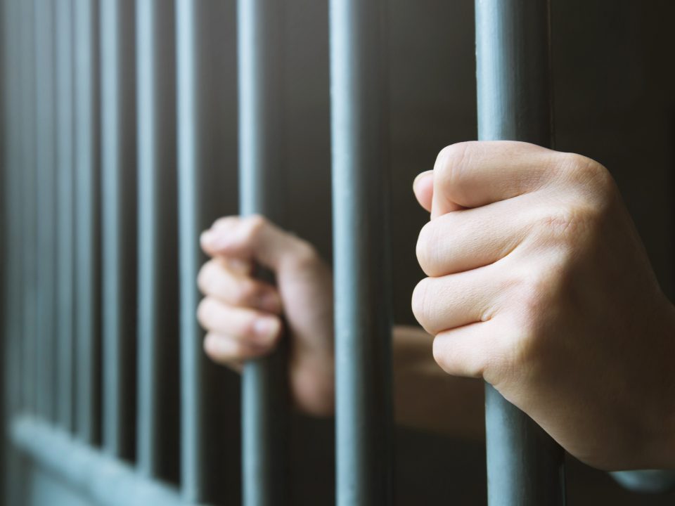 Condenan empleado de restaurante por muerte de un cliente que lo insultó