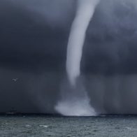 Una tromba marina se convierte rápidamente en un tornado de Florida