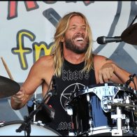 Seguidores de Taylor Hawkins lo homenajean en emotiva despedida en Bogotá
