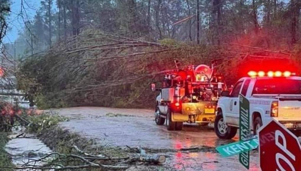 Un tornado deja dos muertos, heridos y casas derrumbadas en Florida