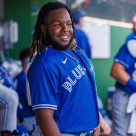 ¡Atrás, atrás, atrás! Vladimir Guerrero Jr. debuta con un cuadrangular descomunal