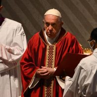 El papa preside la Pasión de Cristo sin postrarse en la basílica vaticana