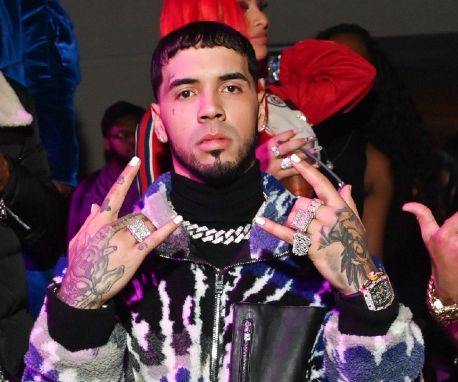 “¿Soy yo el que está disque estancado en el pasado?”, Anuel responde a actuación de Karol G en Coachella