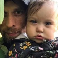 Arrestan al hijo de Paul Auster por la muerte de su hija de 10 meses por sobredosis