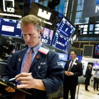 Wall Street cierra en rojo y el Dow baja un 0,11 %, pendiente de la deuda