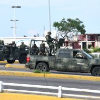 Sicarios someten e insultan a supuestos soldados mexicanos 