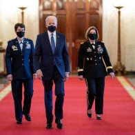 Biden nomina a primera mujer al frente de Guardia Costera
