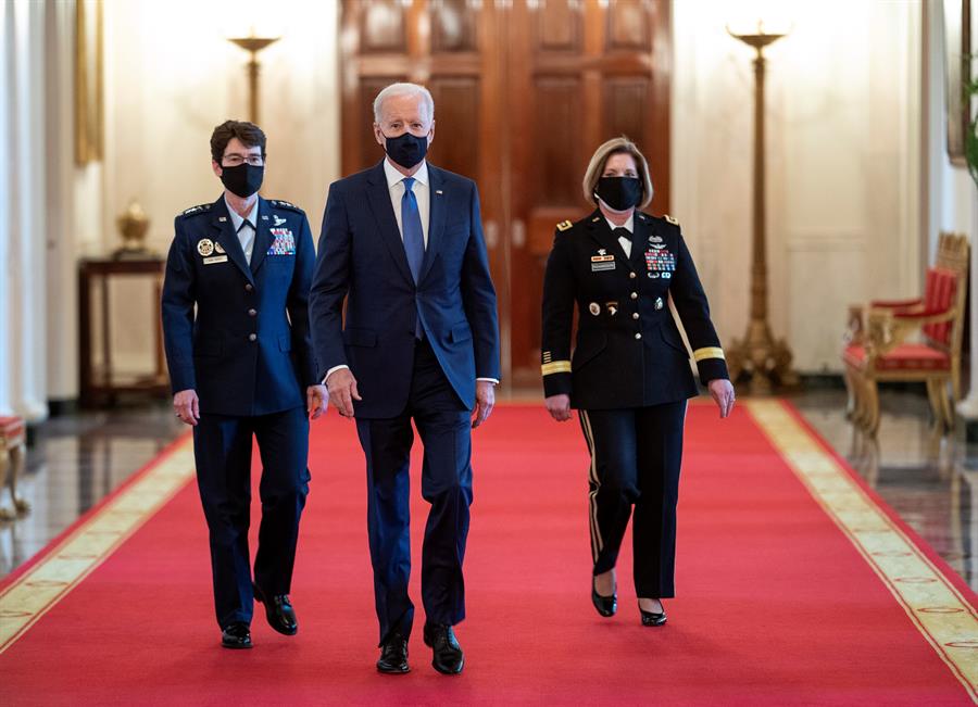 Biden nomina a primera mujer al frente de Guardia Costera