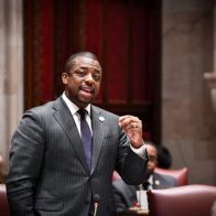 Renuncia vicegobernador de Nueva York tras ser acusado de corrupción