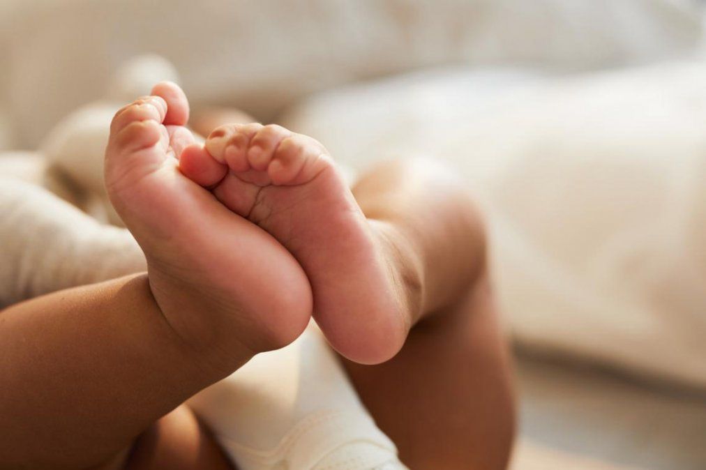 Niño nace con dos penes y le cortan el más grande para salvarle la vida