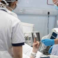 Paciente de COVID-19  en el Reino Unido dio positivo durante un récord de 505 días