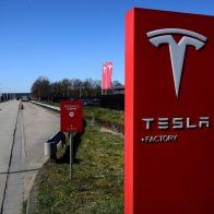 Elon Musk anuncia que Tesla fabricará "robotaxi" de aspecto futurista