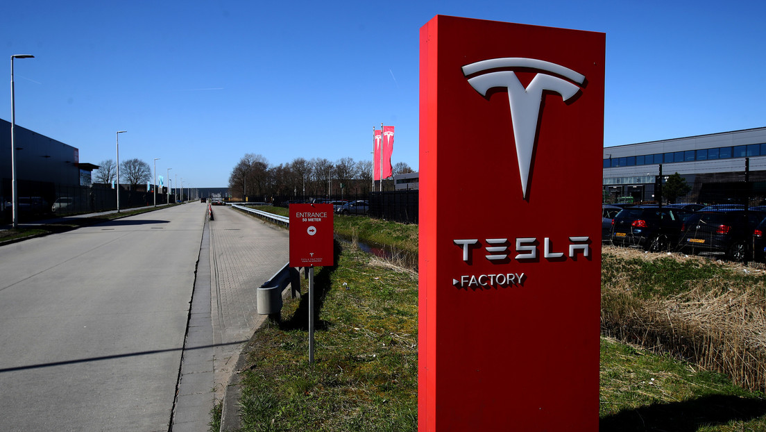 Elon Musk anuncia que Tesla fabricará "robotaxi" de aspecto futurista