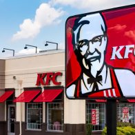 Acusan a KFC de crear videos "engañosos" sobre la crianza de pollos