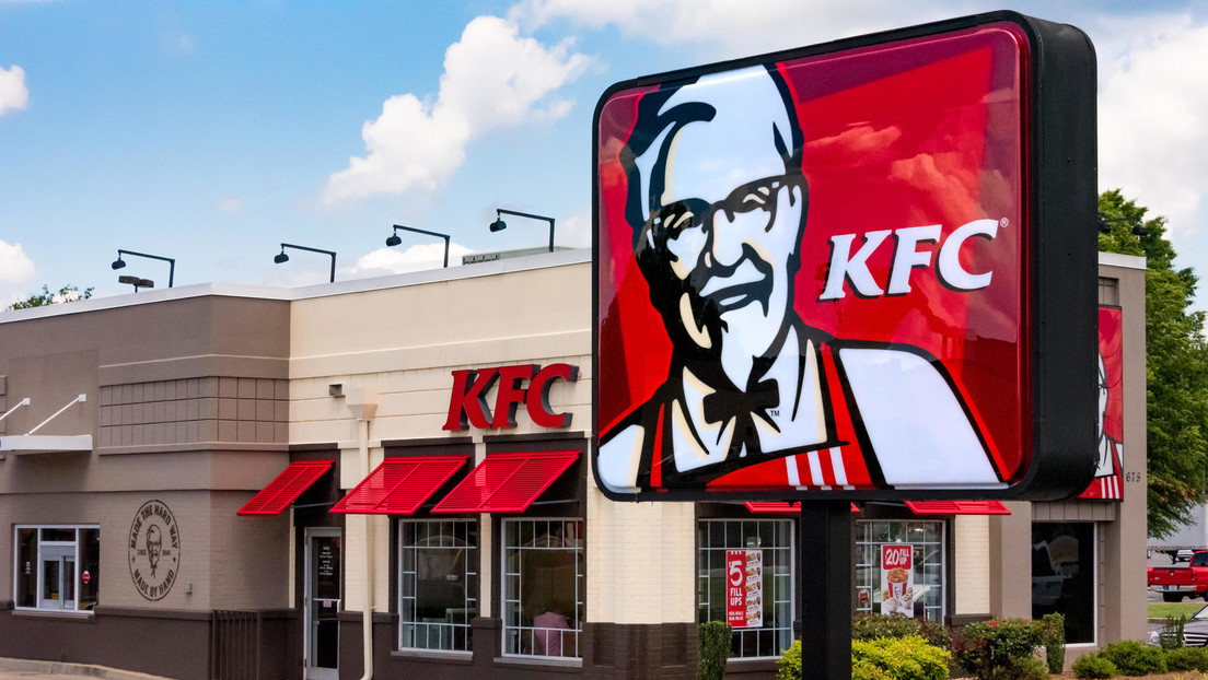 Acusan a KFC de crear videos "engañosos" sobre la crianza de pollos