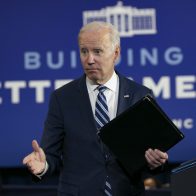 Biden se pierde al intentar bajar del podio tras extender su mano para un apretón 