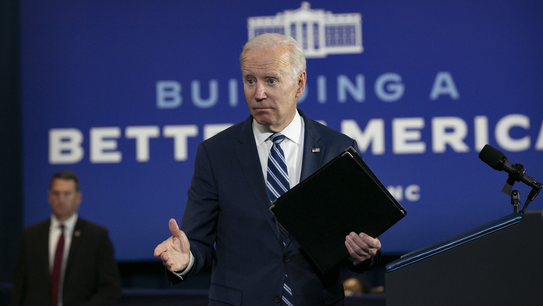 Biden se pierde al intentar bajar del podio tras extender su mano para un apretón 