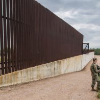 Mujer muere tras intentar escalar el muro fronterizo entre México y EEUU