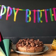 Hombre gana demanda a su empleador tras que le celebrarán su cumpleaños en el trabajo 