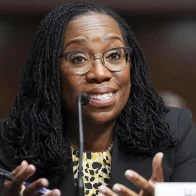 "KBJ" hace historia como la primera mujer negra en llegar al Supremo de EEUU