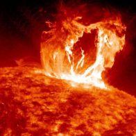 Una mancha solar ‘muerta’ lanza una bola de plasma hacia la Tierra