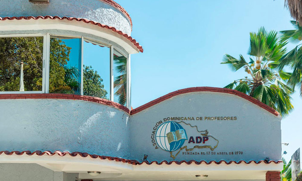 ADP tilda de "caótica" situación de escuelas del país por falta de nombramiento de profesores