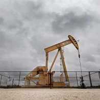 Petróleo de Texas baja un 2,6% y cierra en 102,41 dólares el barril