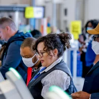 Biden dice que los viajeros deben decidir si llevan o no mascarilla en avión